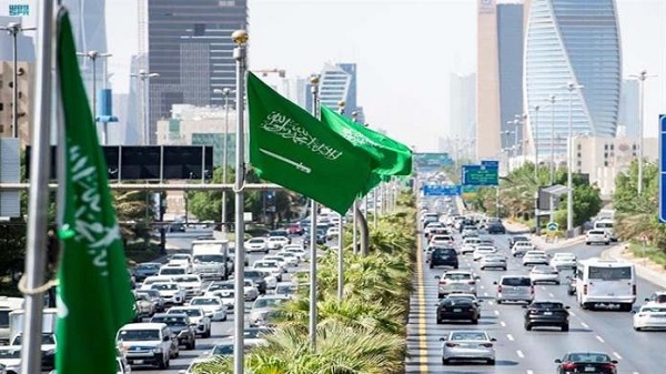 الأمن السعودي يتحرك بعد مقطع فيديو لرجل يدعي النبوة ويهدد المارة بسلاح أبيض