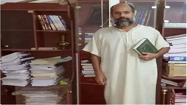حاملا مصحفا .. نشطاء يتداولون أحدث صورة لسيف الإسلام القذافي